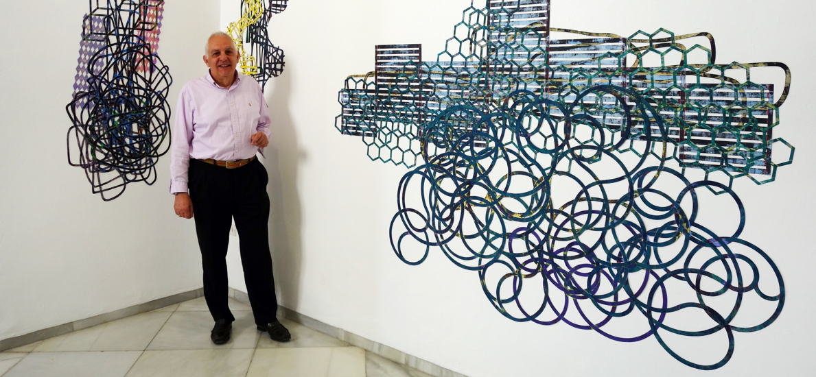 José María Báez antes sus obras en la galería Rafael Ortiz de Sevilla