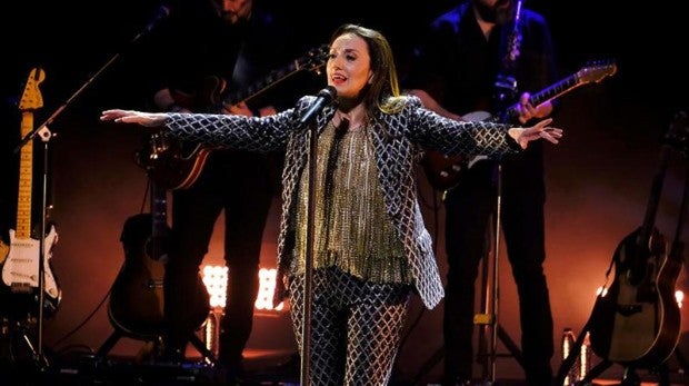 Luz Casal y Sevilla se declaran amor mutuo en el Cartuja Center