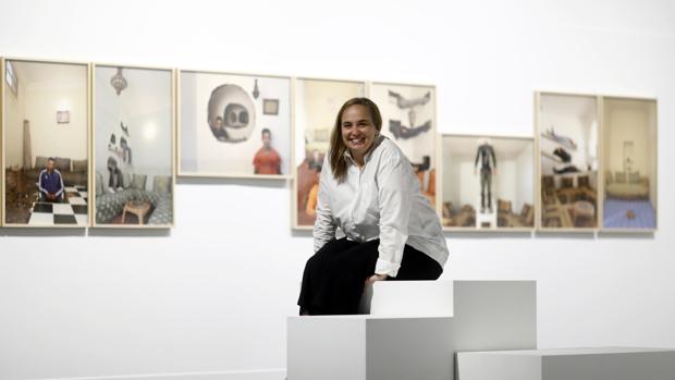 Cristina de Middel entre las obras de Samuel Fosso en el Centro Cultural de la Villa