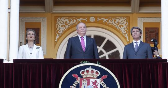 Don Juan Carlos, acompañado por la Infanta Doña Elena y Ángel Garrido, presidió la corrida desde el Palco Real