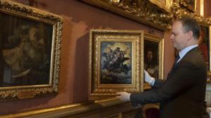 El director de la Galería de los Uffizi, Eike Schmidt, muestra la obra «La visión de Ezequiel», de Rafael