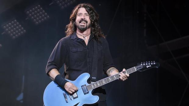 Dave Grohl se «vuelve a caer» del mismo escenario donde se fracturó la pierna hace 3 años