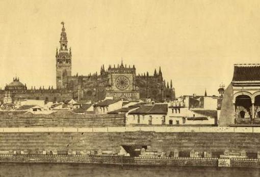 La Plaza de toros y catedral de Sevilla