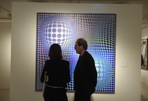 Dos personas, ante «Feny» (1973), de Vasarely, propiedad de la baronesa Thyssen