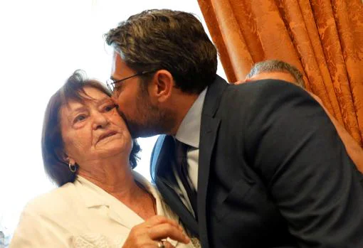 Màxim Huerta besa a su madre, que asistió muy orgullosa al acto