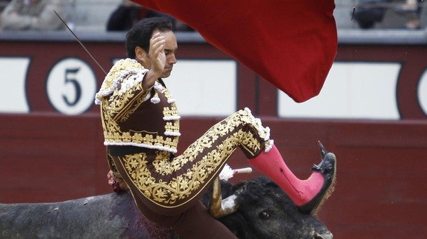 Cornada a El Cid y oreja a Pepe Moral con un gran toro de Adolfo en San Isidro