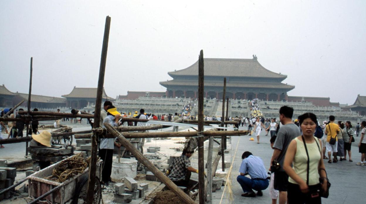 Un grupo de turistas, en la Ciudad Prohibida de Pekín