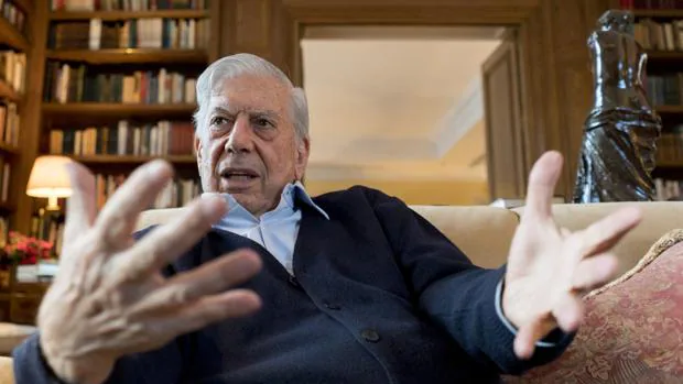 Mario Vargas Llosa, fotografiado en la biblioteca de su domicilio madrileño