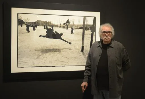 Ramón Masats, ayer ante una de sus fotografías más conocidas