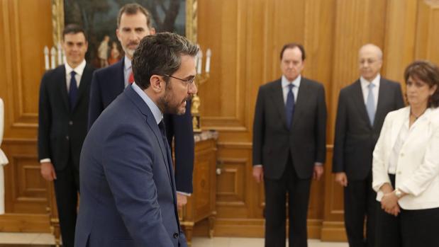 Mâxim Huerta promete su cargo como ministro de Cultura, ante la atenta mirada de Pedro Sánchez