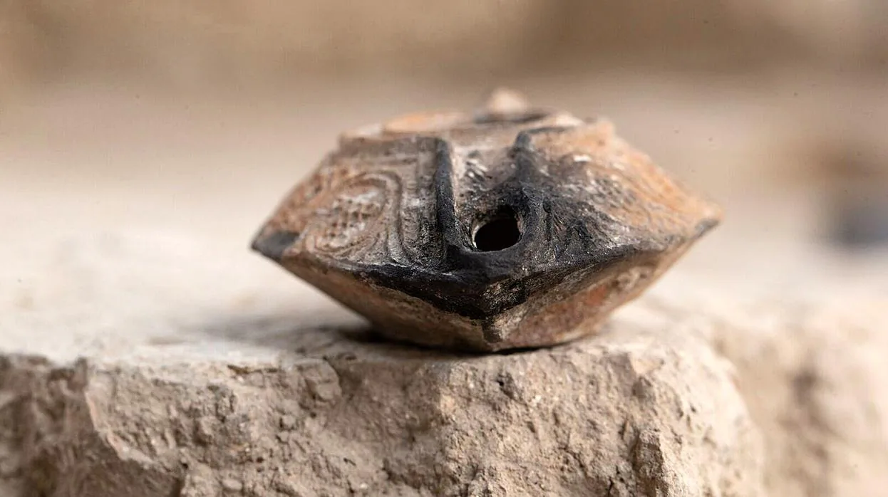 El amuleto de arcilla hallado por arqueólogos israelíes