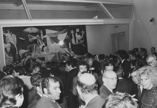 Presentación del «Guernica» en el Casón del Buen Retiro en 1981