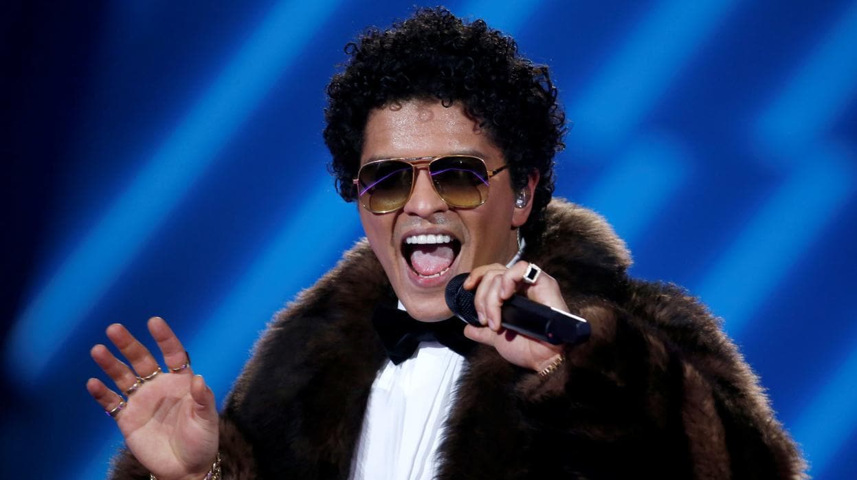 Bruno Mars cantando en el desfile de Victoria Secret en 2016