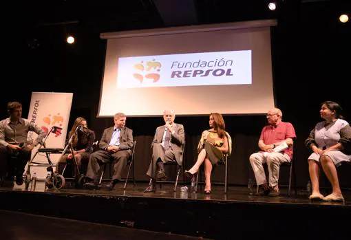 De izquierda a derecha: Xavier Olza (director y actor), Miriam Fernández (actriz), Daniel Olías (actor), Ignacio Egea (vicepresidente de la Fundación Repsol), Blnaca Marsillach (socia y fundadora de la compañía), Emilio Guitérrez Cava (actor) y Adela Estévez (actriz)