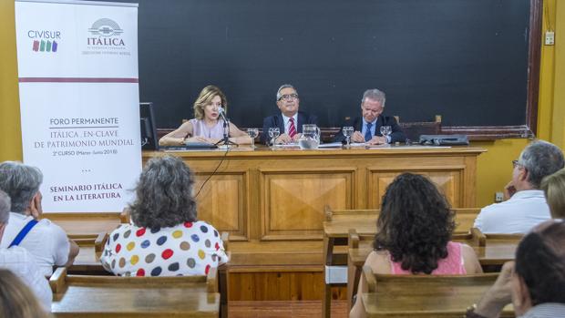 Rogelio Reyes Cano, en el centro, junto a Concha Cobreros y Manuel Ángel Vázquez Medel