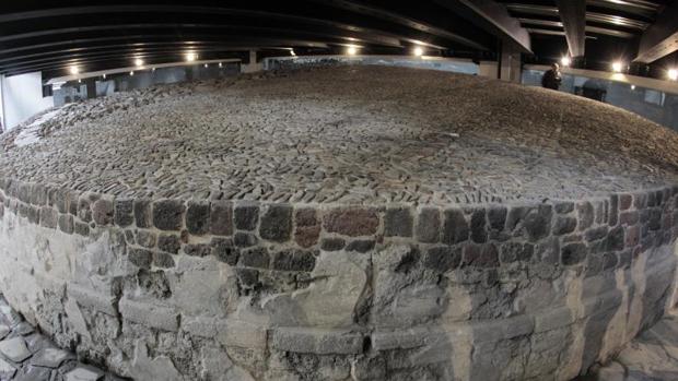 La ventana que cubre un templo prehispánico sobre el que se construyó un parking