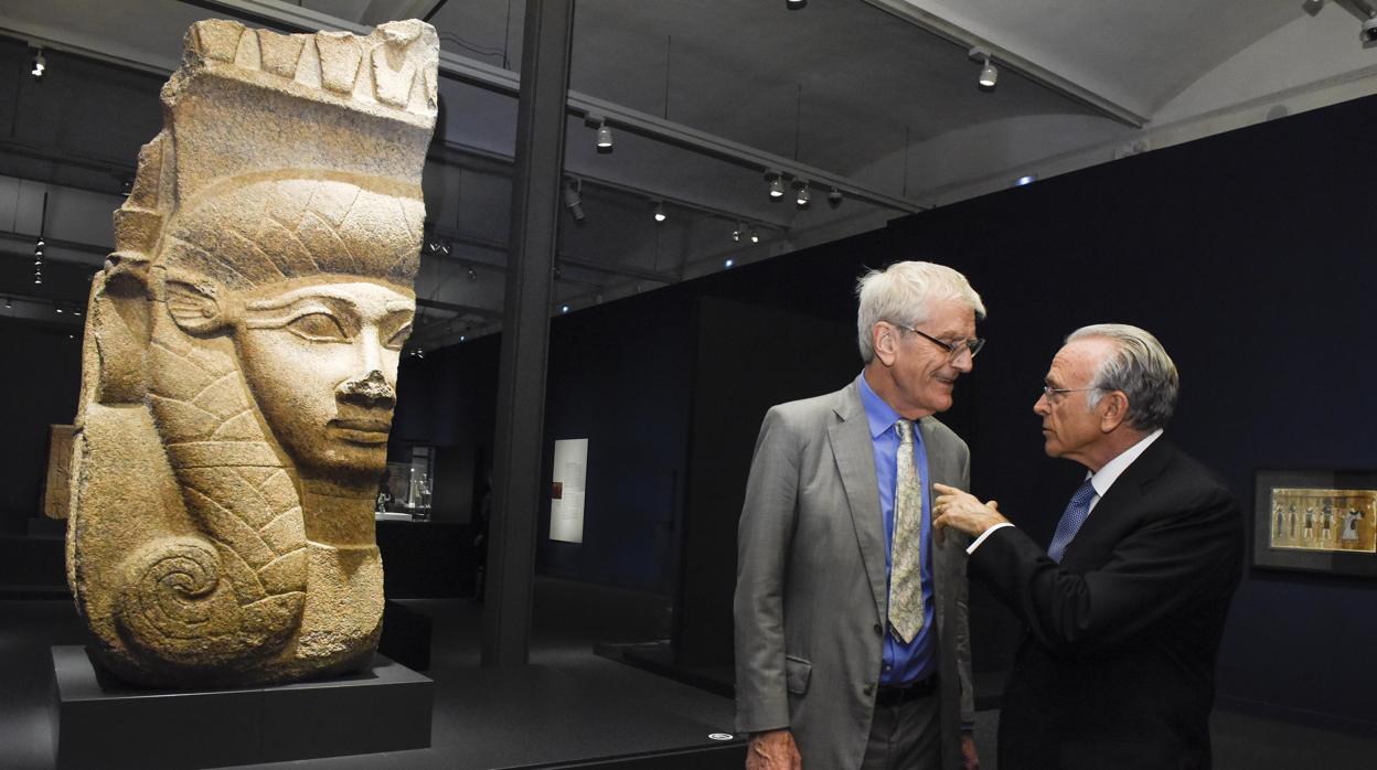 Sir Richard Lambert e Isidro Fainé en el CaixaForum de Barcelona tras rubricar el acuerdo