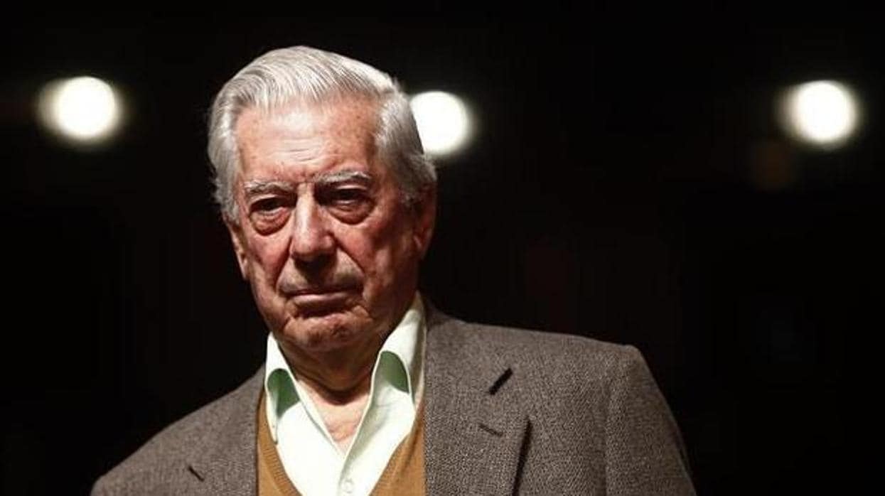 Vargas Llosa recibe el alta hospitalaria tras sufrir una caída en casa