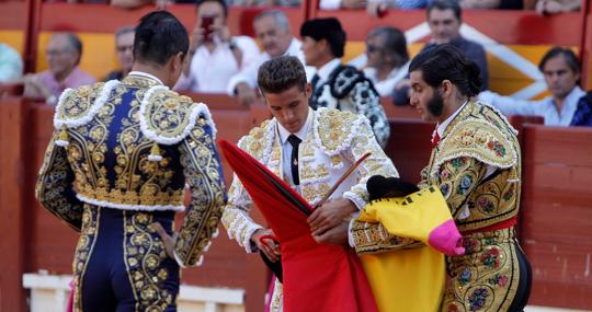 Carretero tomó la alternativa de manos de Morante y en presencia de Manzanares, al que brindó el último toro