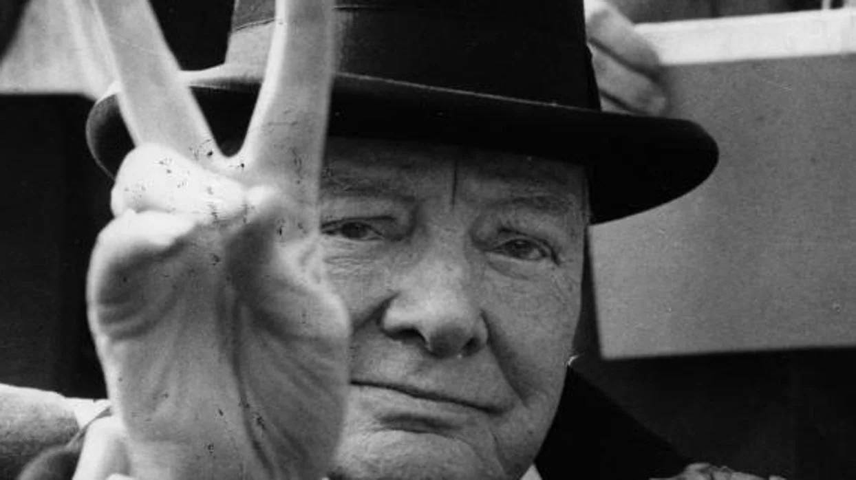 Fotografía de Winston Churchill haciendo el saludo de la victoria