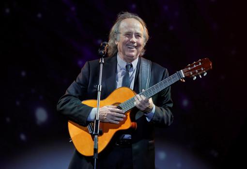 Serrat, durante la interpretación de «Mediterráneo» al inicio de su concierto en Madrid