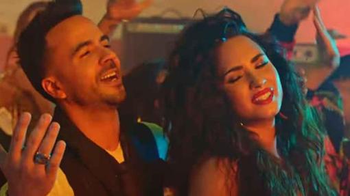 Luis Fonsi y Demi Lovato en «Échame la culpa»