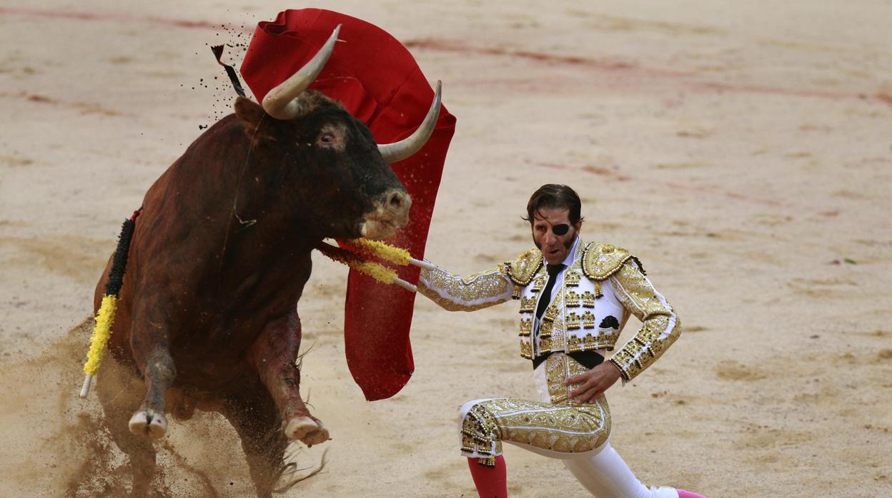 Juan José Padilla, rodilla en tierra en Pamplona