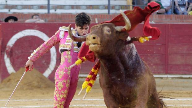 Tarde de entrega de Álvaro Lorenzo, mal rematada con la espada en Teruel