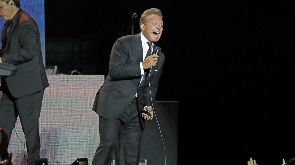 Luis Miguel durante su concierto de anoche en Sevilla