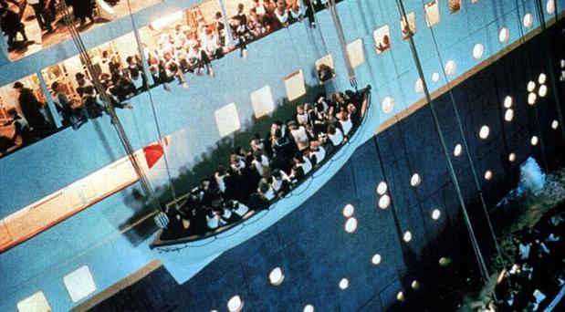 Los actores de «Titanic» se indignan con dos mujeres por ver el Colombia-Inglaterra en su obra, y las redes les atacan