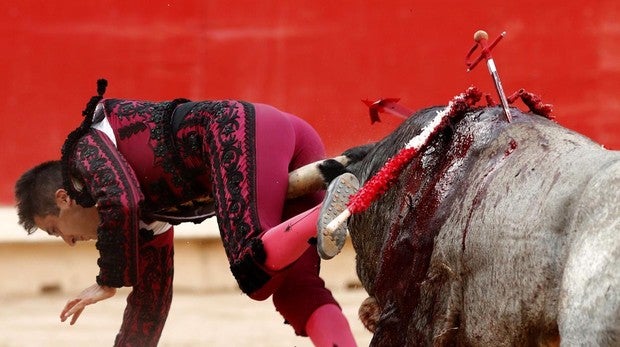 San Fermín: cornada de 20 centímetros a Javier Castaño al entrar a matar
