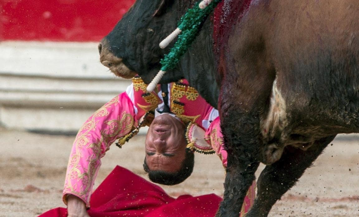 Octavio Chacón sufrió un volteretón con el primer toro de la tarde
