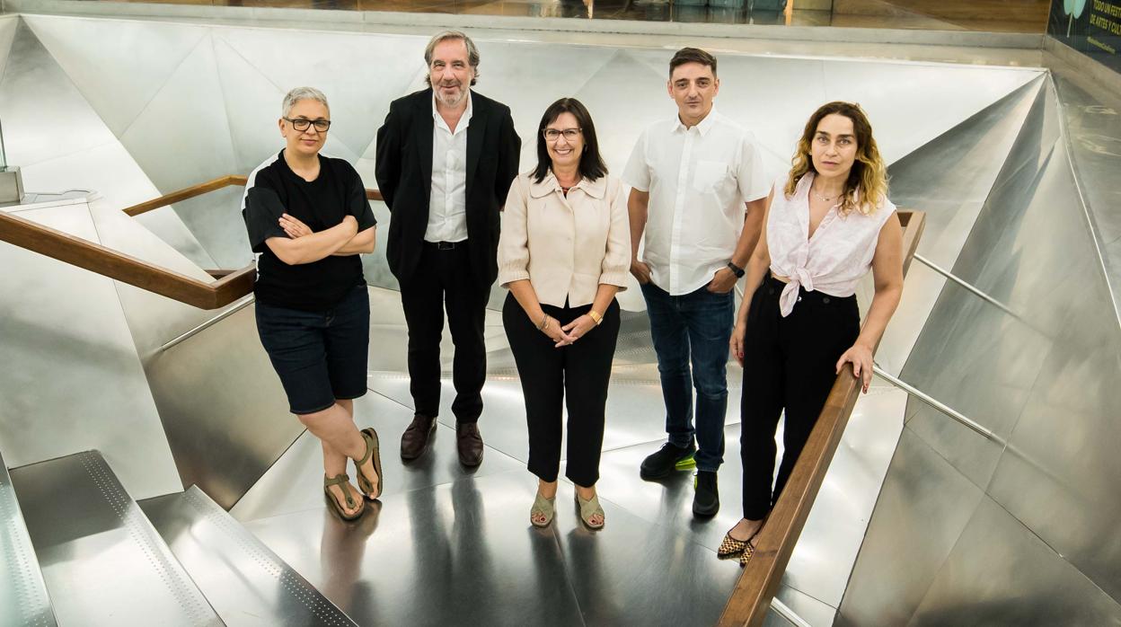 De izquierda a derecha: la artista Dora García, Carlos Rosón de la Fundación Rosón de Arte Contemporáneo, la directora general de la Fundación la Caixa Elisa Durán y los artistas Mira Bernabeu y Miriam Lozano de la galería Espaivisor de Valencia