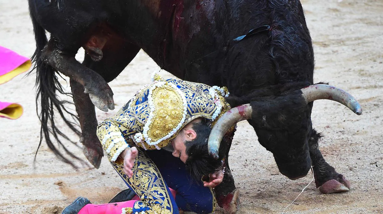 Espeluznante imagen, con López Simón a merced del sexto toro