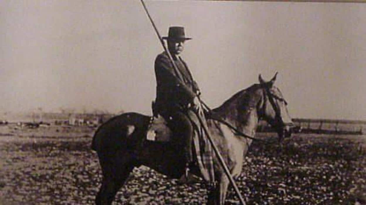 Fernando Villalón montando a caballo vestido de garrochista