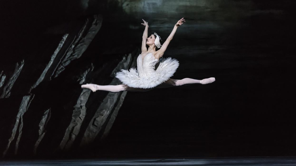 Marianela Núñez, en el segundo acto de «El lago de los cisnes»