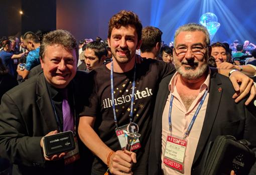 Henry Evans sostiene el invento ganador, Gonzalo Gallardo en el centro con su trofeo y a su lado su socio Ángel Vicente