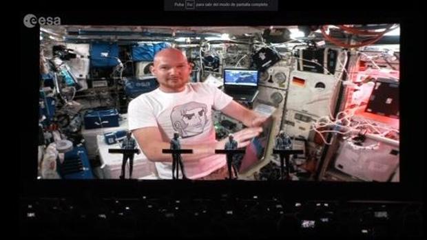 Un astronauta toca en directo con Kraftwerk desde el espacio