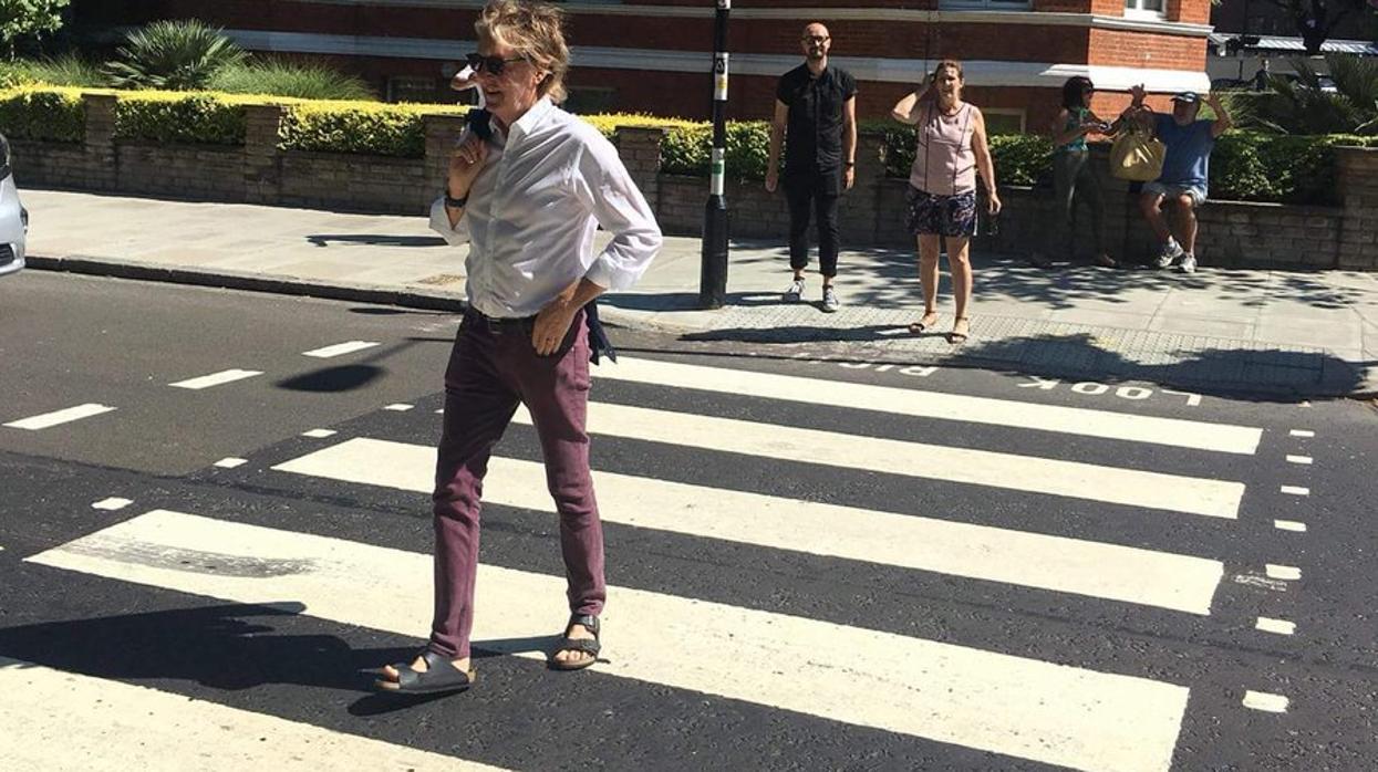 Paul McCartney cruza el paso de cebra de Abbey Road