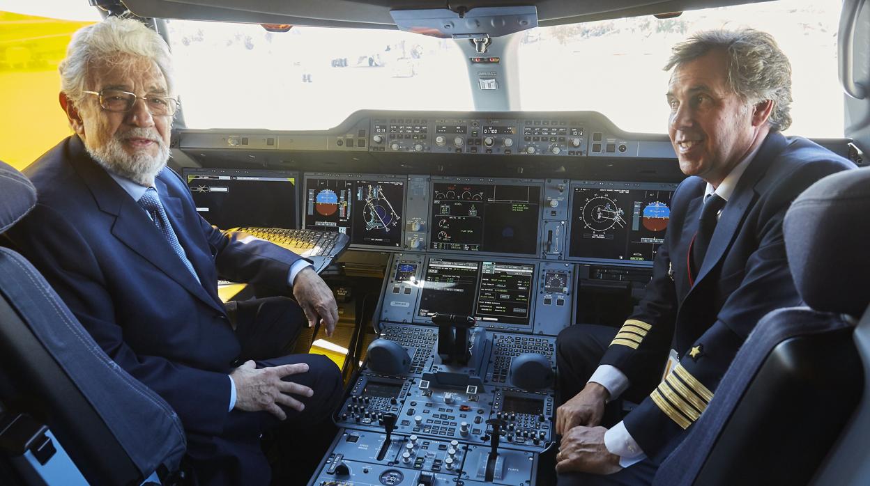 Plácido Domingo, en la cabina del avión que lleva su nombre, junto con el comandante Alfonso Ausín