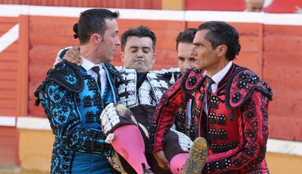 Cornada en el triángulo de Scarpa al banderillero Javier Cerrato en Tudela