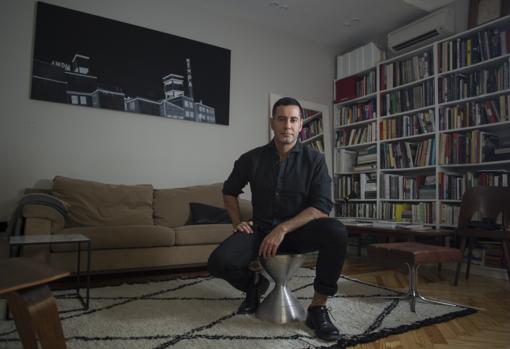 Alexánder Apostol, en el salón de su casa en el Barrio de las Letras