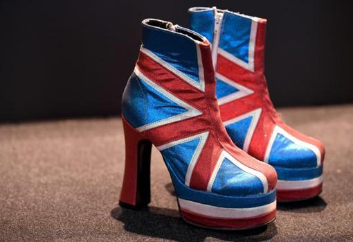 Estos zapatos usados por Geri Halliwell son una de las piezas más interesantes de la muestra