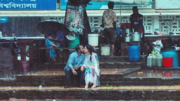 Un fotógrafo de Bangladés recibe una paliza por retratar a una pareja besándose en público