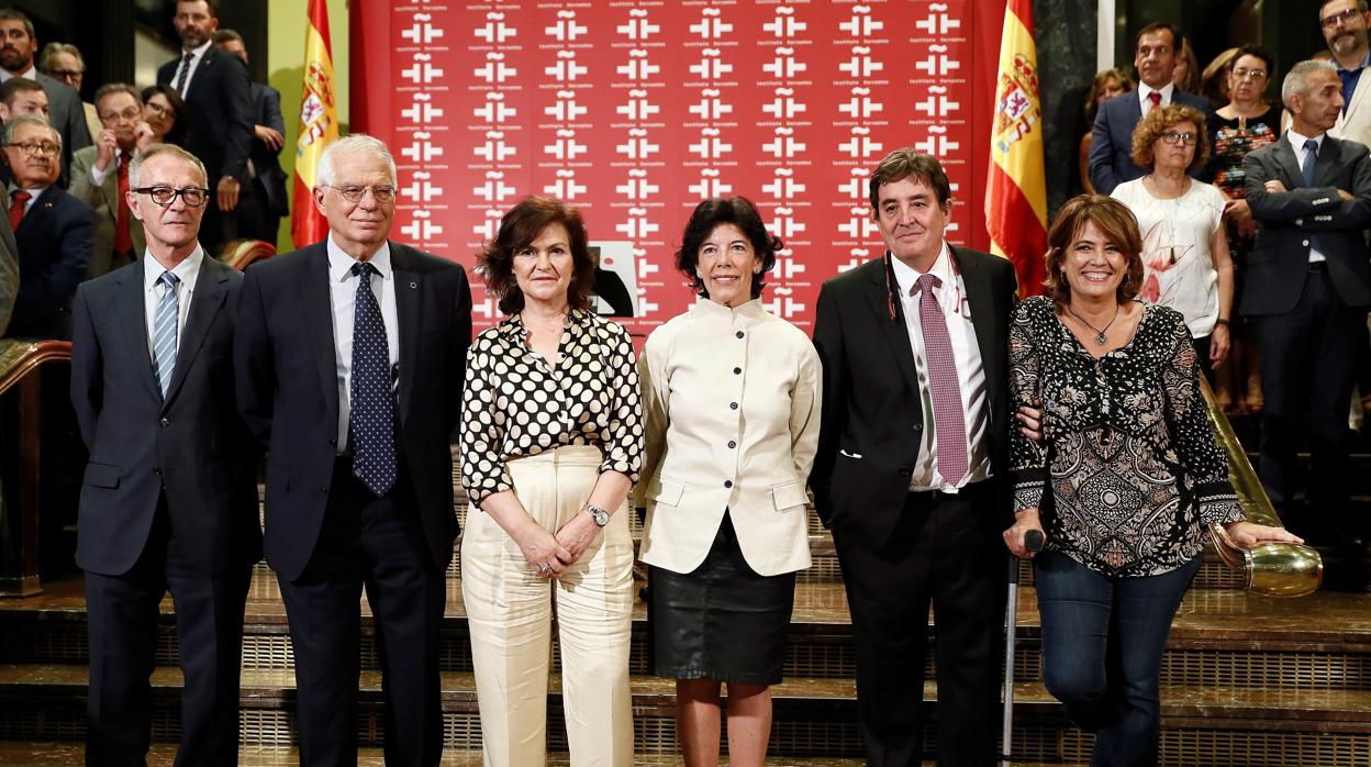 Los ministros de Cultura, José Guirao; de Exteriores, Josep Borrell; la vicepresidenta del Gobierno, Carmen Calvo; la de Educación, Isabel Velaá; y la de Justicia, Dolores Delgado, unto al nuevo director del Instituto Cervantes, Luis García Montero