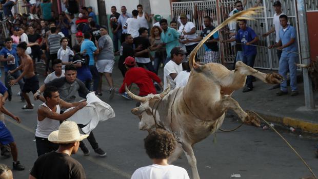 El baile de las «vacas culonas» en los «sanfermines» de Managua