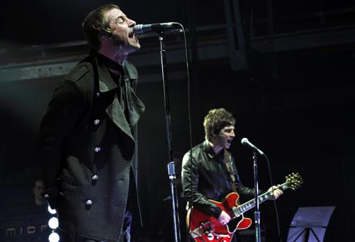 Liam y Noel Gallagher, durante una de las últimas actuaciones de Oasis