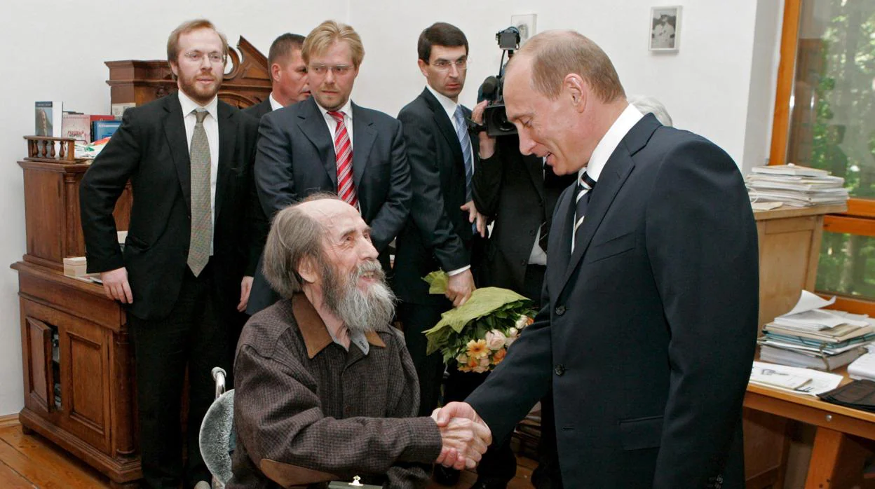 El Vladimir Putin de 2007 estrecha la mano al defensor de los derechos humanos Solzhenitsyn, a quien hizo entrega del Premio de Estado