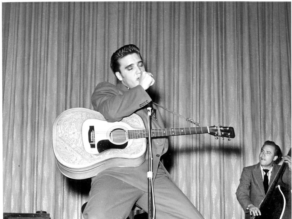 Elvis Presley, durante una actuación de los años 50