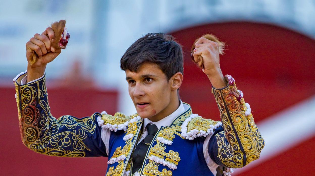 Manuel Diosleguarede, con las dos orejas del sexto